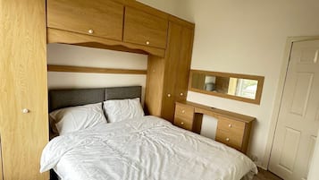 2 habitaciones, tabla de planchar con plancha, wifi y ropa de cama