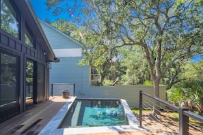 Una casa moderna con piscina, ventanas amplias y terraza.