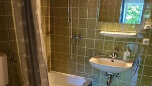 Ein Badezimmer mit Badewanne, Toilette und Waschbecken.