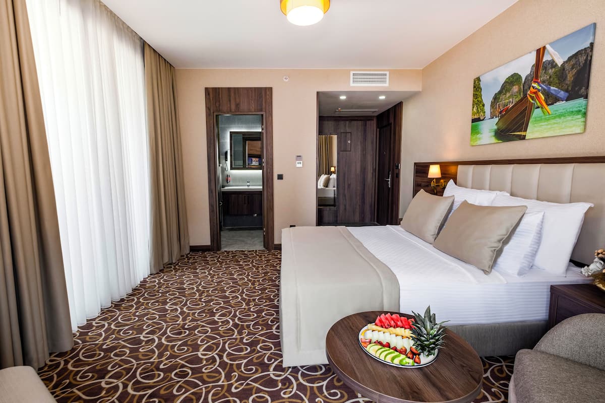 1 bedroom, premium bedding, minibar, in-room safe