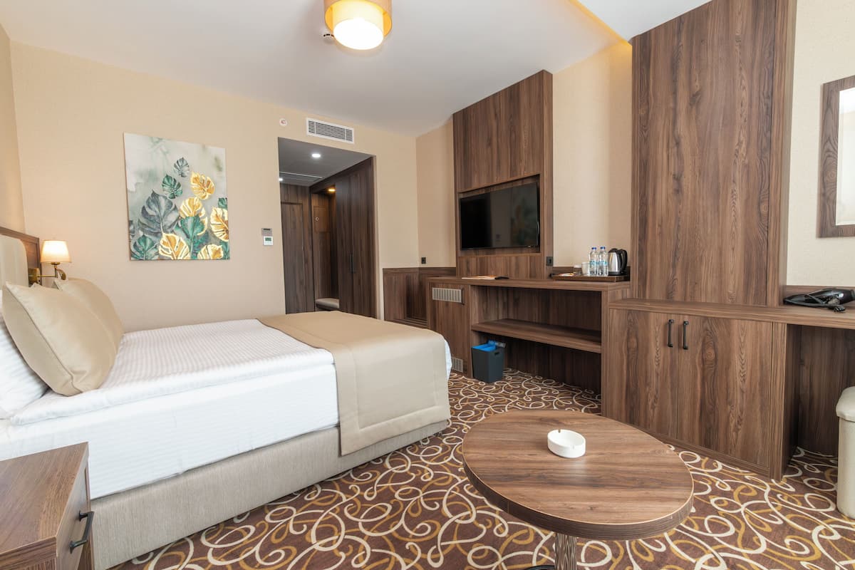 Superior Room | 1 bedroom, premium bedding, minibar, in-room safe