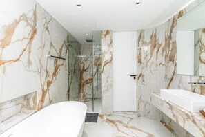 Suihku, hiustenkuivaaja, pyyhkeet, saippua