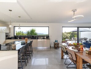 Réfrigérateur, micro-ondes, four, lave-vaisselle