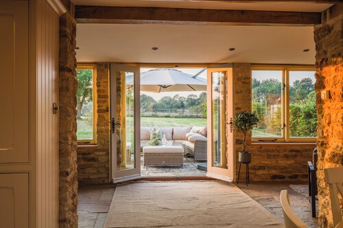 Luxury farmhouse/lodge on scenic meadow and orchard. Pet-Friendly! w/Office