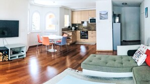 Eine moderne Wohnung mit Essbereich, Küche und Wohnraum.