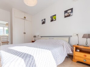 3 bedrooms, desk, internet
