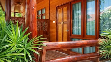 مكتب وملاءات أسرّة