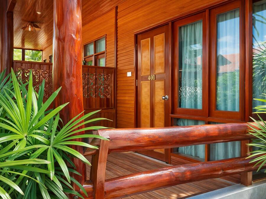 Junior Studio Suite | Desk, bed sheets