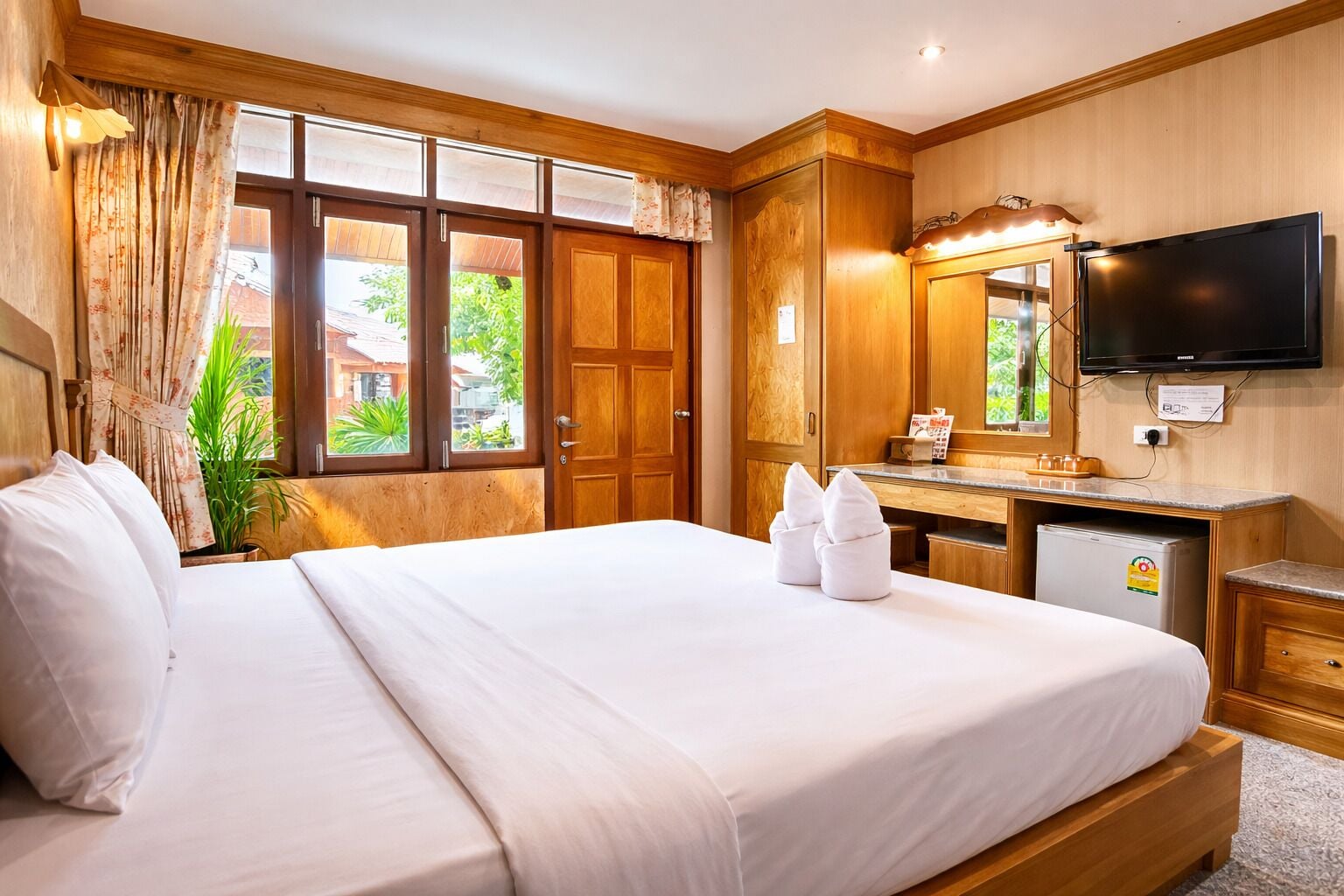 Standard Double Room | Desk, bed sheets