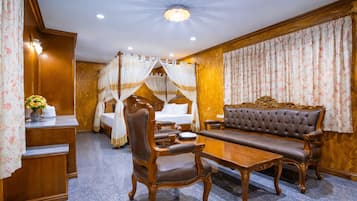 مكتب وملاءات أسرّة