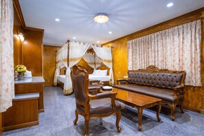 Suite estudio junior | Escritorio y ropa de cama 