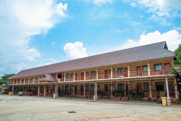 A two-story building with a tiled roof and multiple balconies. - Chatsuree Boutique Resort (Ubon Ratchathani)