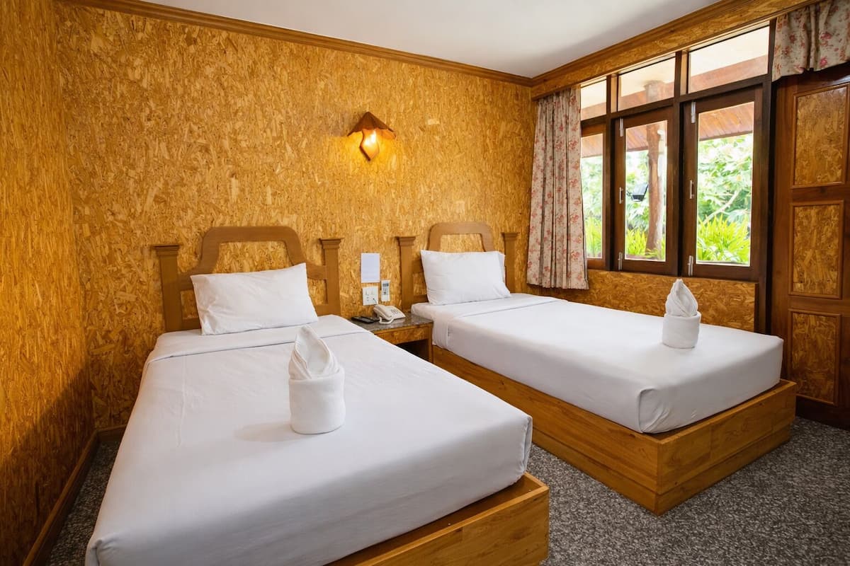 Standard Twin Room | Desk, bed sheets