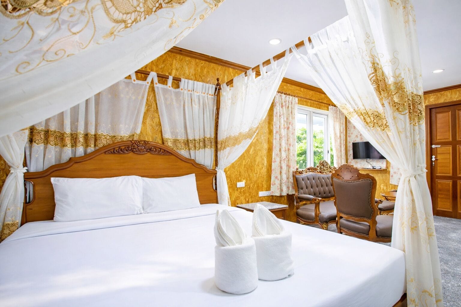 مكتب وملاءات أسرّة