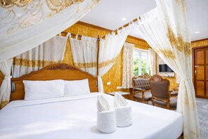 Suite estudio junior | Escritorio y ropa de cama 