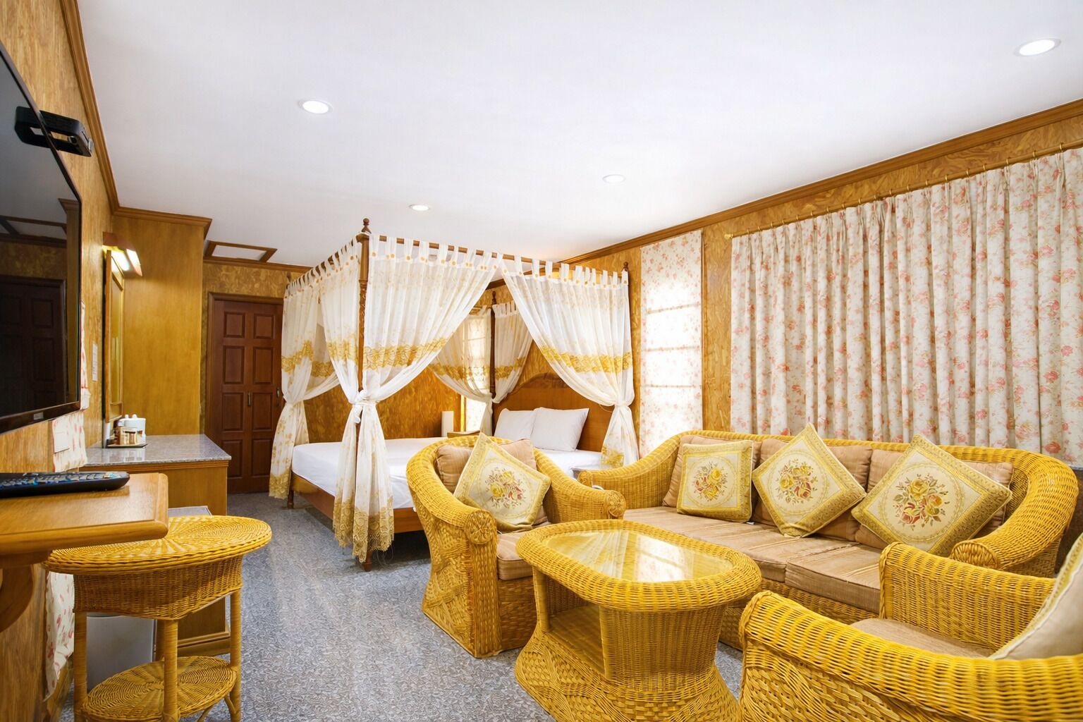 Junior Studio Suite | Desk, bed sheets