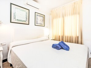 2 bedrooms, iron/ironing board, WiFi