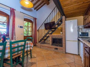Refrigerador, microondas, silla alta para bebés, utensilios de cocina