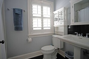 Hair dryer, towels - Hamilton Carriage A (Savannah)
