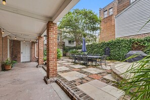 Entrance to Shared Courtyard from Oglethorpe Avenue - Carriage House B at the Hamilton House (Savannah)