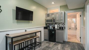 Kühlschrank, Mikrowelle, Wasserkocher mit Kaffee-/Teezubehör