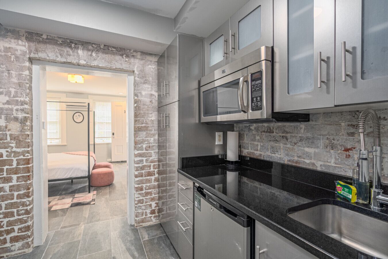 Geladeira, micro-ondas, cafeteira/chaleira, torradeira