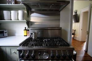 Een koelkast, een magnetron, een oven, een kookplaat