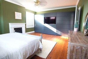 5 slaapkamers, een bureau, een strijkplank/strijkijzer, reisbedje