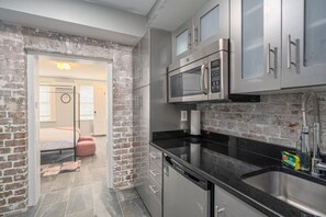 冷蔵庫、電子レンジ、オーブン、コンロ