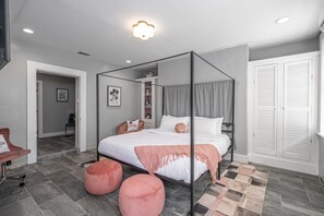 8 Schlafzimmer, Schreibtisch, Bügeleisen/Bügelbrett, Reisekinderbett