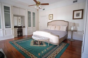 8 室のベッドルーム、デスク、アイロン / アイロン台、旅行用ベビーベッド