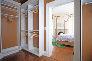 8 bedrooms, desk, iron/ironing board, travel cot