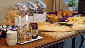 Petit déjeuner buffet (14 EUR par personne)