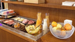 A breakfast buffet with various food items and beverages. - Hôtel le Terminus et son restaurant Côte à Côte (Autun)
