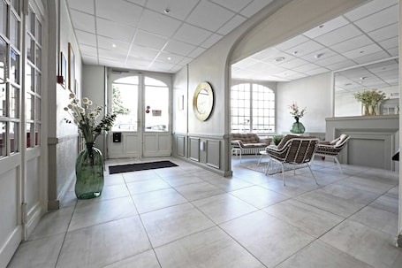 Entrada da propriedade. Hôtel le Terminus et son restaurant Côte à Côte