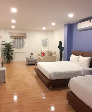 Desk, laptop workspace, free WiFi - J-Boutique Hotel (Khon Kaen)