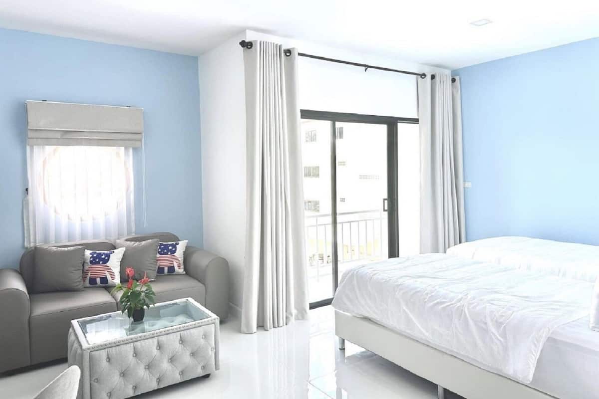 Deluxe-Zimmer, 2 Doppelbetten, Balkon | Wohnbereich | Fernseher
