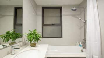 Regadera tipo lluvia y amenidades de baño de diseñador