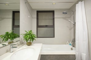 Rainfall showerhead, designer toiletries, hair dryer, bathrobes - Sumitomo18 Apartment Kim Ma (Hanoi)