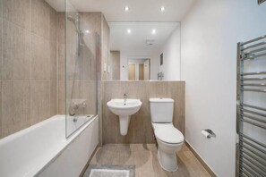 Apartment | Bathroom | Shower, free toiletries, hair dryer, towels