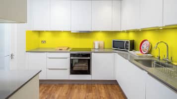 House | Private kitchen | Full-sized fridge, microwave, oven, stovetop