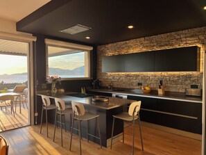 Fridge, microwave, oven, stovetop - Luxurious villa with pool in PORTICCIO, breathtaking view of the sea and Ajaccio (Porticcio)