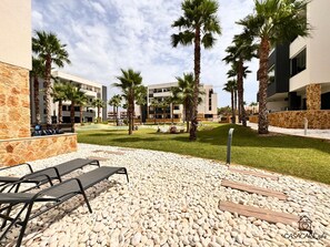 Property grounds - Ground floor with a large terrace in Punta Prima (Alicante)