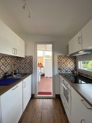 Ovn, kokeplater, oppvaskmaskin og kaffetrakter/tekoker