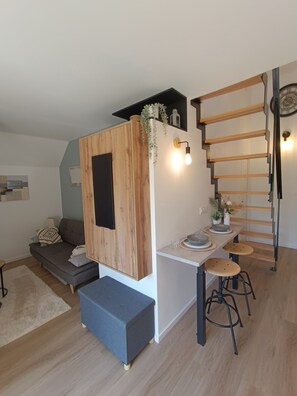 Een televisie en boeken