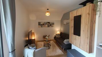 Una televisión, libros