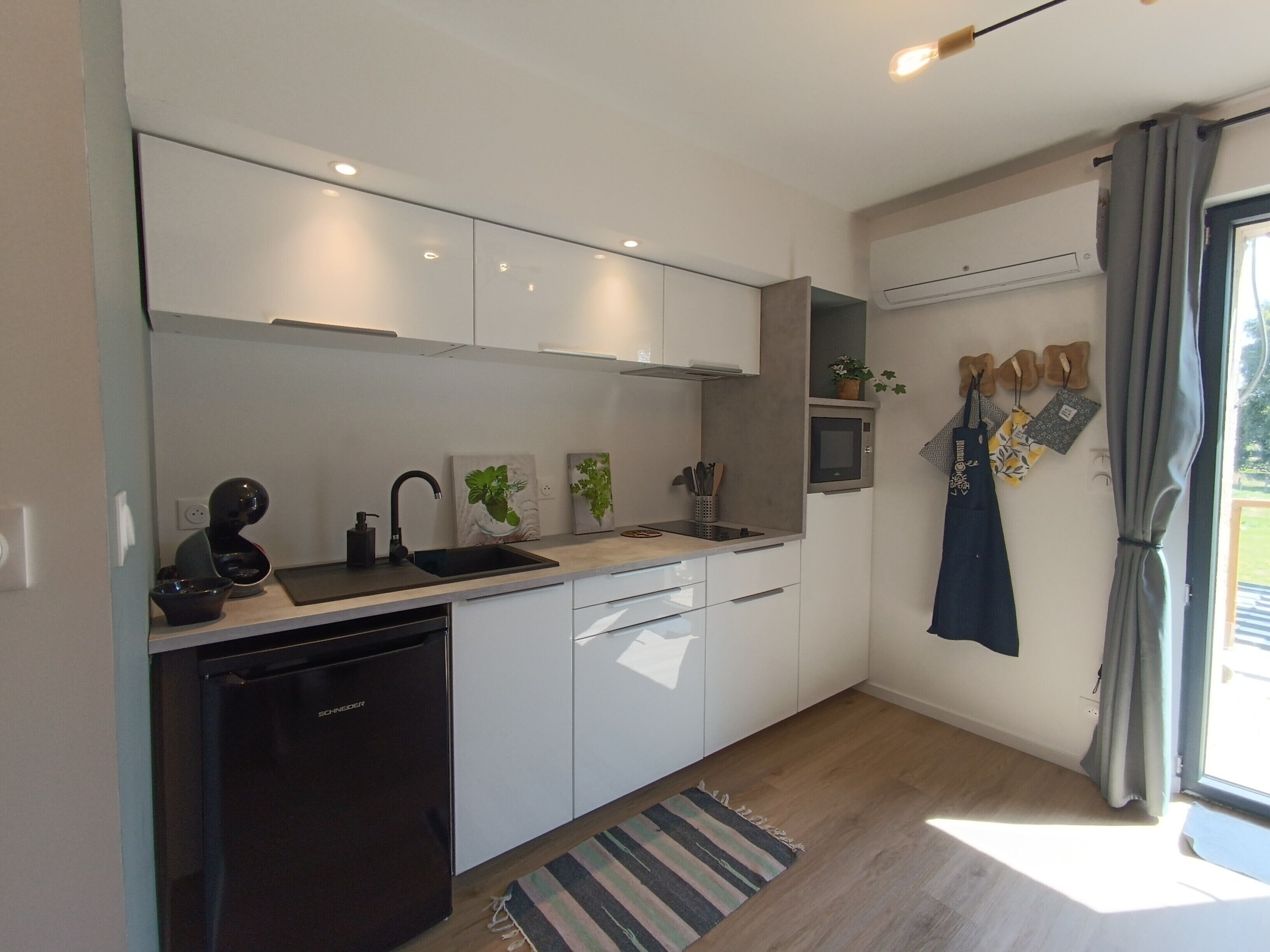 冷蔵庫、電子レンジ、オーブン、コンロ