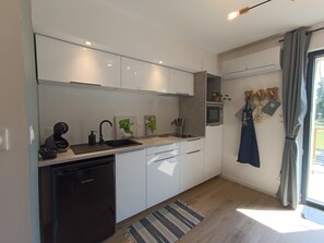 Een koelkast, een magnetron, een oven, een kookplaat