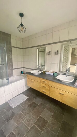 Dusche, Whirlpool, Haartrockner, Handtücher