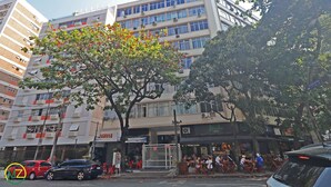 A multi-story building with a ground-floor restaurant and outdoor seating. - MZapartments Ataulfo Leblon (Rio de Janeiro)